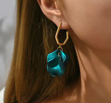 Load image into Gallery viewer, Emerald Petals Earrings