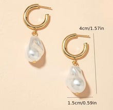 Load image into Gallery viewer, Mother Pearl Earrings