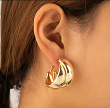 Load image into Gallery viewer, Glossy Chunky Earrings